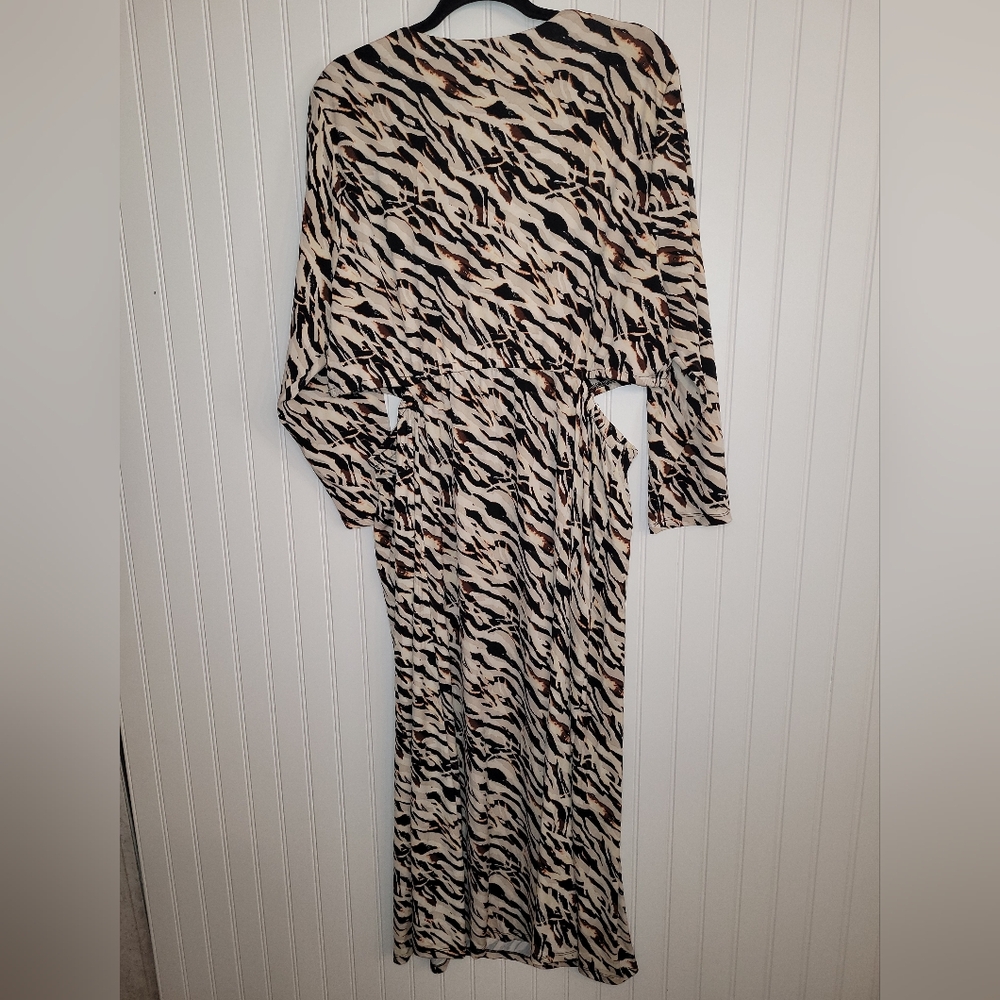 NWT Torrid Zebra Print Side Cutout Midi Dress - Size 2X - Picture 7 of 9